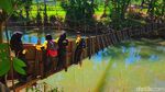 Potret Mereka yang Menantang Maut di Jembatan Miring Sukabumi