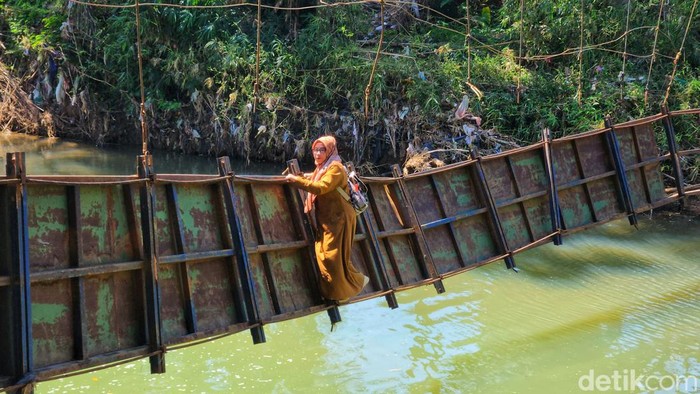 Jembatan miring di Sukabumi.