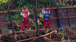 Potret Mereka yang Menantang Maut di Jembatan Miring Sukabumi