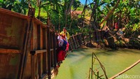 Jembatan Sungai Cikaso dibangun tahun  2015 membentang sepanjang kurang lebih 50 meter. Jembatan itu rusak akibat terkena banjir pada 29 Juni lalu. Setiap hari sejumlah pelajar tingkat SD, SMP dan SMA kerap melintasi jembatan ini untuk menuju sekolah mereka. Foto: Syahdan Alamsyah/detikJabar