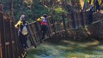 Potret Mereka yang Menantang Maut di Jembatan Miring Sukabumi