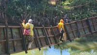Selain pelajar, sejumlah warga juga menjadikan jembatan itu sebagai akses satu-satunya untuk menjual hasil bumi dan berkebun. Foto: Syahdan Alamsyah/detikJabar