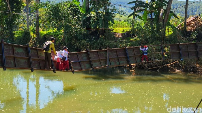 Jembatan miring Sukabumi.