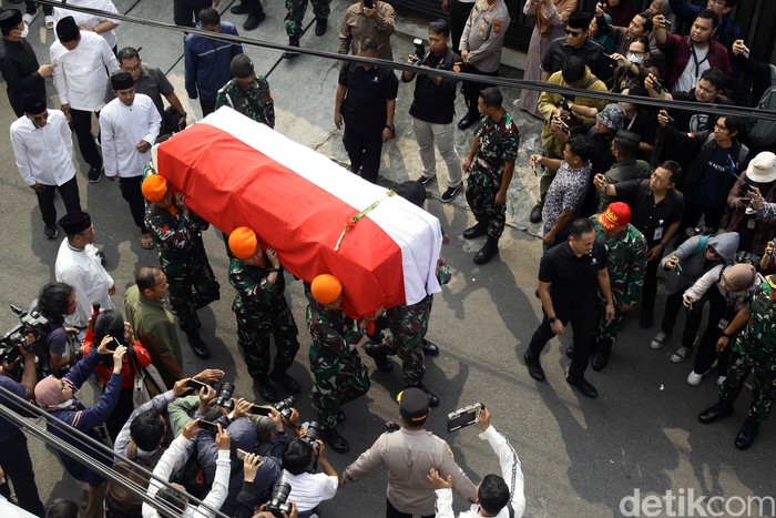 Jenazah Hamzah Haz Dilepas Secara Militer Panglima TNI menghadiri penyerahan jenazah Wapres RI ke-9, Hamzah Haz dari keluarga ke negara dalam upacara kemiliteran di rumah duka, Jl Tegalan, Matraman, Jakarta Timur, Rabu (24/7/2024)