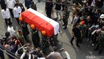 Berbalut Merah Putih, Jenazah Hamzah Haz Diserahkan Keluarga ke Pemerintah