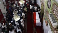 Sebelum dimakamkan, jenazah Hamzah Haz disalatkan di Masjid Jami Darussalam yang terletak di dekat rumah duka.  