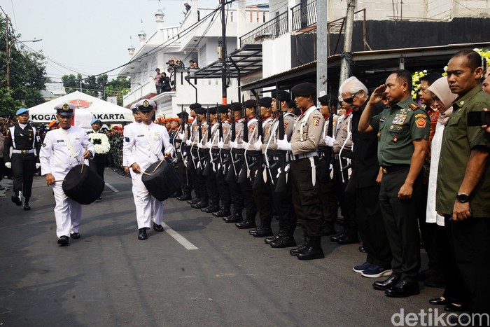 Jenazah Hamzah Haz Dilepas Secara Militer Panglima TNI menghadiri penyerahan jenazah Wapres RI ke-9, Hamzah Haz dari keluarga ke negara dalam upacara kemiliteran di rumah duka, Jl Tegalan, Matraman, Jakarta Timur, Rabu (24/7/2024)