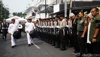 Upacara penyerahan jenazah dari keluarga ke pemerintah dihadiri oleh Panglima TNI Jenderal TNI Agus Subiyanto.  
