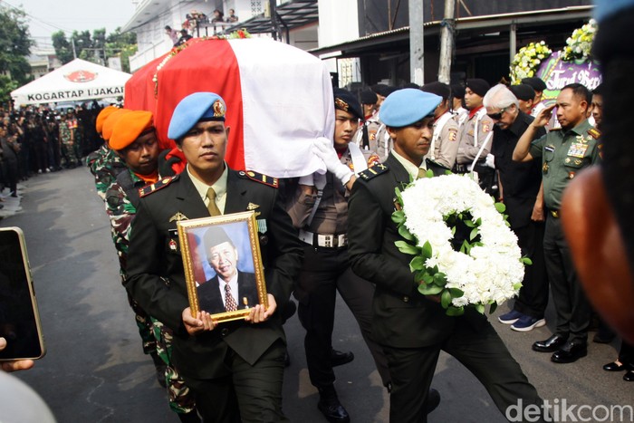 Jenazah Hamzah Haz Dilepas Secara Militer Panglima TNI menghadiri penyerahan jenazah Wapres RI ke-9, Hamzah Haz dari keluarga ke negara dalam upacara kemiliteran di rumah duka, Jl Tegalan, Matraman, Jakarta Timur, Rabu (24/7/2024)