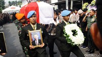 Upacara penyerahan jenazah Hamzah Haz dilakukan secara militer di rumah duka Jalan Tegalan, Palmerian, Matraman, Jakarta Timur, Rabu (25/7/2024),