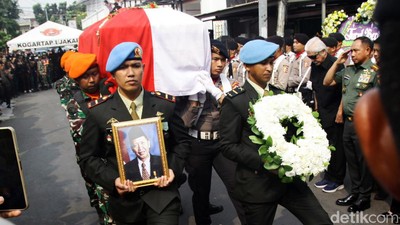 Berbalut Merah Putih, Jenazah Hamzah Haz Diserahkan Keluarga ke Pemerintah