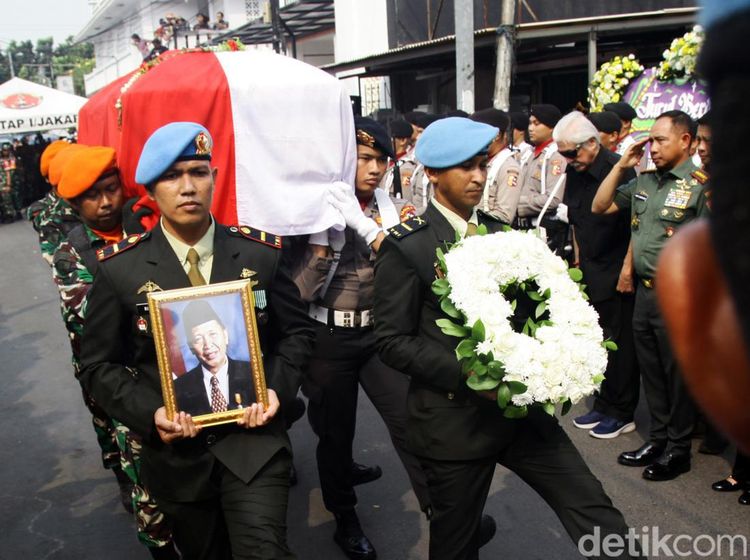 Berbalut Merah Putih, Jenazah Hamzah Haz Diserahkan Keluarga ke Pemerintah