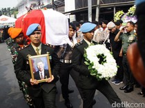 Berbalut Merah Putih, Jenazah Hamzah Haz Diserahkan Keluarga ke Pemerintah