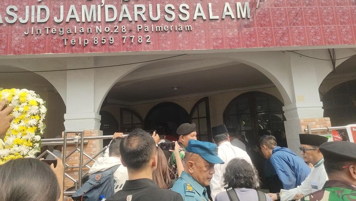 Jenazah Hamzah Haz Disalatkan di Masjid Dekat Rumah Duka Matraman