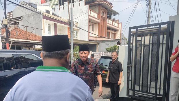 Jenazah Hamzah Haz disemayamkan di rumah duka di kawasan Matraman, Jakarta Pusat, Rabu (24/7/2024), sejumlah pelayat mulai mendatangi kediaman keluarga Hamzah Haz. Tampak mobil ambulance dari RSPAD Gatot Soebroto terparkir di depan rumah duka.