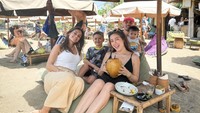 Jessica Iskandar yang diketahui tinggal di Bali juga kerap menunjukkan momen keluarganya bermain di pantai. Ini salah satu momen mereka bersantai di pinggir pantai sambil menikmati kelapa muda. Foto: Instagram/YouTube