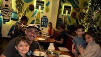 Begini keseruan keluarga kecil Jessica Iskandar. Momen ini diunggah ketika menikmati makan malam dengan suasana yang hangat. Foto: Instagram/YouTube