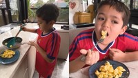 El Barack juga jago memasak. Ia pernah membuat menu sarapan berupa telur orak-arik. Begini gaya memasaknya! Foto: Instagram/YouTube
