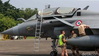 Rafale merupakan pesawat tempur dengan mesin jet kembar yang dapat beroperasi dari kapal induk dan pangkalan di pantai.  