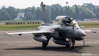 Berat Rafale ketika dalam keadaan kosong adalah sekitar 10 ton, sedangkan berat maksimal yang dapat ditopang jet ini untuk lepas landas adalah 24,5 ton, termasuk beban eksternal sebesar 9,5 ton.  