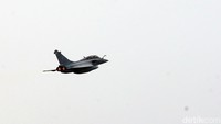 Jet tempur dari Prancis ini mampu terbang dengan kecepatan maksimal 1,8 Mach atau sekitar 2.205 kilometer per jam. Selain itu, jet tempur ini mampu terbang di ketinggian hingga 15 ribu meter.  