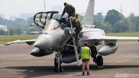 Jet tempur Rafale dari Prancis tengah dipersiapkan untuk mengikuti misi Pagase 2024 di Halim Perdanakusuma, Jakarta, Rabu (24/7).  