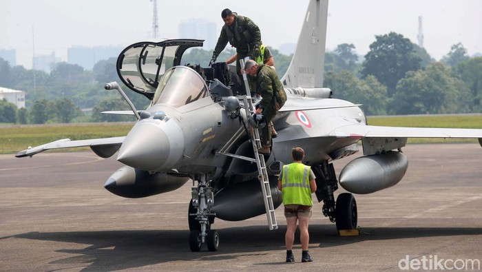Jet Tempur Prancis, Rafale Beraksi di Jakarta Indonesia telah menekan kontrak pembelian 42 unit jet tempur Dassault Rafale dari Prancis. Jet ini turit hadir dalam misi Pagase 2024 di Halim Perdanakusuma, Jakarta.