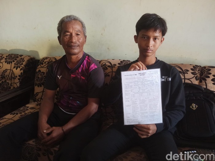 John saat menunjukkan sertifkat terbang gratis seumur hidup dari Garuda