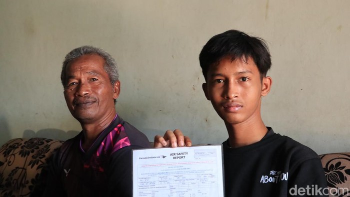 John saat menunjukkan sertifkat terbang gratis seumur hidup dari Garuda