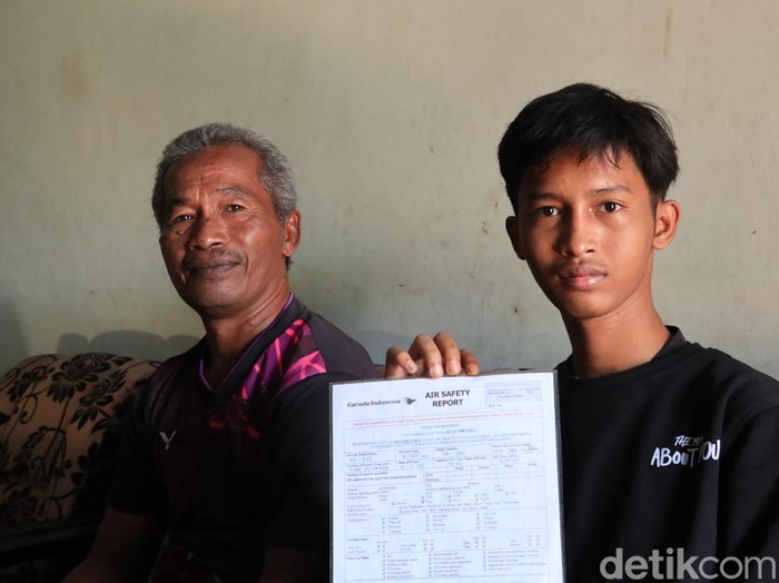 John saat menunjukkan sertifkat terbang gratis seumur hidup dari Garuda