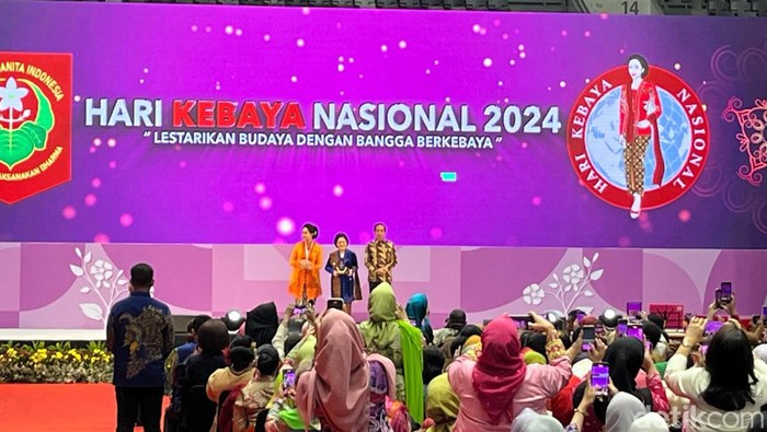 Presiden Joko Widodo dan Ibu Negara Iriana Hadiri Pesta Puncak Perayaan Hari Kebaya 2024 di Istora Senayan