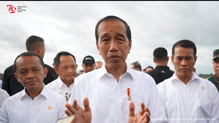 Presiden Joko Widodo (Jokowi) melakukan penanaman tebu perdana di PT Global Papua Abadi, Kampung Sermayam, Distrik Tanah Miring, Kabupaten Merauke, Provinsi Papua Selatan, pada Selasa, 23 Juli 2024. Jokowi menyebut kegiatan ini merupakan langkah strategis dalam menjawab krisis pangan global yang dipicu oleh perubahan iklim ekstrem.