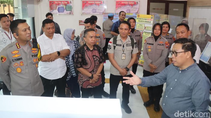 Kapolresta Sidoarjo menyambut tim independen KemenPAN RB yang melakukan evaluasi pelayanan publik.