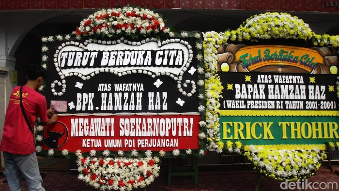 Presiden ke-5 RI Megawati Soekarnoputri dan sejumlah tokoh mengirim karangan bunga duka cita untuk Hamzah Haz. Karangan bunga itu dijejerkan di sekitar rumah duka Matraman, Jakarta Timur, Rabu (24/7/2024).