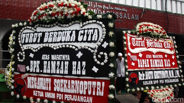Presiden ke-5 RI Megawati Soekarnoputri dan sejumlah tokoh mengirim karangan bunga duka cita untuk Hamzah Haz. Karangan bunga itu dijejerkan di sekitar rumah duka Matraman, Jakarta Timur, Rabu (24/7/2024).