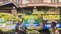 Diketahui, Hamzah Haz menghembuskan napas terakhirnya di Klinik Tegalan pagi tadi. Jenazah dikebumikan di samping makam sang istri di Cisarua, Kabupaten Bogor.  