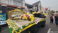 Karangan bunga tanda duka cita terus mengalir ke rumah duka Wapres RI ke-9, Hamzah Haz, Jl Tegalan, Matraman, Jakarta Timur, Rabu (24/7/2024).