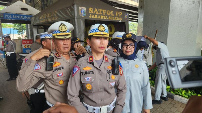 Petugas Turunkan Jurus Handal Atasi Kemacetan di Jakarta Selatan