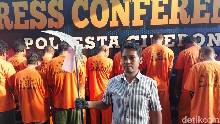 Kasat Reskrim Polresta Cirebon menunjukkan senjata jenis sabit.