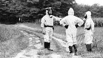 Ledakan pabrik kimia: Insiden ini terjadi di pabrik kimia di utara Milan, Italia. 10 Juli 1976, pabrik itu memproduksi bahan kimia t 2,4,5-Trichlorophenol, dipakai sebagai senjata kimia dan pembasmi gulma. Terjadi reaksi berantai yang memecahkan reaktor dan 6 ton bahan kimia beracun meledak ke langit. Awan itu mencakup area 18 kilometer persegi di sekitar. Anak-anak dirawat di rumah sakit karena radang kulit, ratusan warga menderita penyakit kulit, dan ribuan hewan mati. Bencana Seveso juga berdampak jangka panjang. Penelitian menemukan makin banyak warga lokal meninggal karena penyakit kardiovaskular, pernafasan, dan kanker tertentu meningkat. Foto: Unwired Foto: Unwired