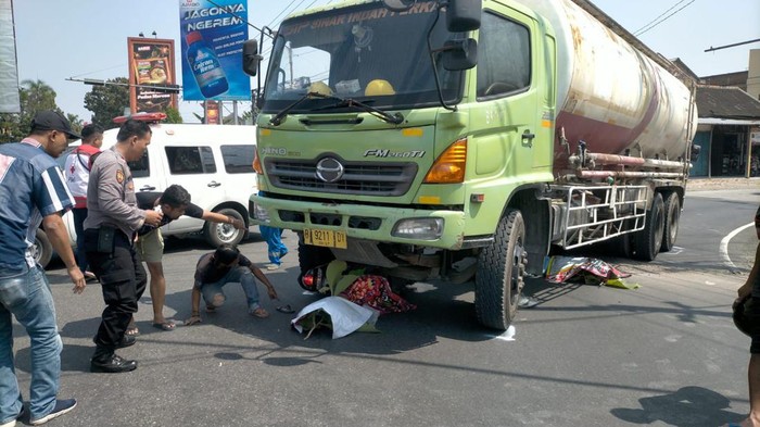 Evakuasi laka maut di Jalan Solo-Ngawi.