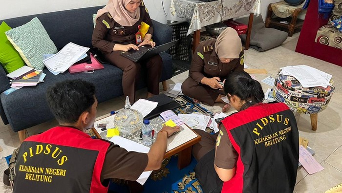 Kejari Belitung geledah kantor dan rumah pengurus KONI kasus dugaan korupsi dana hibah.