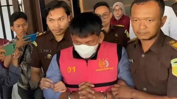 Kejari Lahat menetapkan satu tersangka dalam dugaan korupsi pengelolaan dana Desa Tanjung Raya, Kecamatan Tanjung Tebat tahun anggaran 2020. Kerugian negara Rp 663 juta.