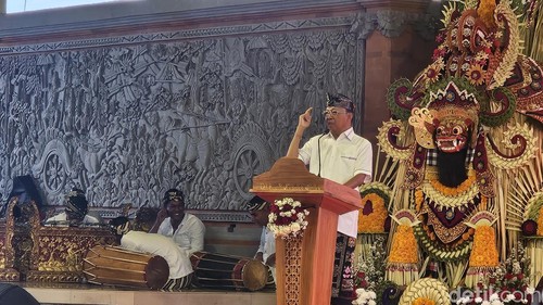 Ketua DPD PDIP Bali Wayan Koster menyosialisasikan haluan pembangunan Bali masa depan, 100 tahun Bali Era Baru, kepada masyarakat dan tokoh di Balai Budaya Ida Dewa Agung Istri Kanya, Klungkung, Rabu (24/7/2024). (I Putu Budikrista Artawan/detikBali)