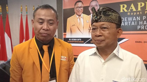 Ketua PDIP Bali Wayan Koster dan Ketua DPD Hanura Bali I Kadek Arimbawa (Lolak) saat acara Rapimda Hanura Bali di Denpasar, Rabu (25/7/2024). (Aryo Mahendro/detikBali)