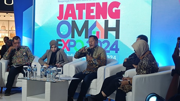 Ketum DPP REI Joko Suranto (tengah) saat menjadi narasumber dalam diskusi Jateng Omah Expo di Semarang, Rabu (24/7/2024).