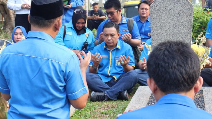 KNPI Ziarah dan Tabur Bunga ke Makam Tokoh Nasional TMPN Kalibata (dok.ist)