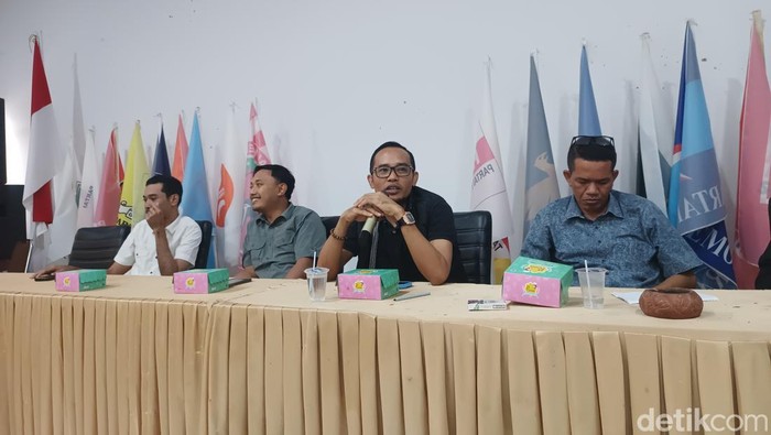 Konferensi pers KPU Lombok Tengah mengenai hasil coklit data pemilih Pilkada 2024, Rabu (24/7/2024) sore. (Edi Suryansyah/detikBali)
