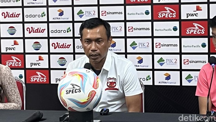 Konferensi pers pelatih Madura United, Widodo Cahyono Putro, seusai melakoni laga kontra Bali United dalam ajang Piala Presiden 2024 di Stadion Kapten I Wayan Dipta, Gianyar, Rabu (24/7/2024). (Ida Bagus Putu Mahendra/detikBali)