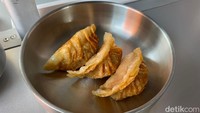 Untuk menu mandu (Rp 20.000), kami memilih yang rasa digoreng dan rasanya pedas. Isinya terdiri dari sayuran dan daging ayam, rasa pedasnya cukup nendang, tapi masih bisa ditoleransi. Foto: detikFood/Yenny Mustika Sari